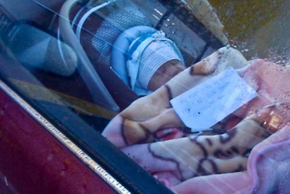 Stranac je uočio novorođenče samo u autu sa zastrašujućom porukom koja je sve ostavila bez teksta