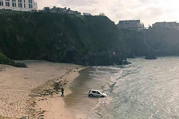 Pijani vozač parkirao Golfa u more (VIDEO)