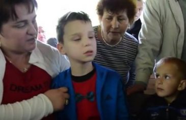 (VIDEO) ĐURĐEVDANSKO ČUDO: Dječak se umio na izvoru Svetinja i PROGLEDAO! Prvi put vidio svoju MAJKU!
