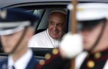 ČOVJEK KOJI JE IŠAO NA MJESEC TVRDI: “Papa krije zastrašujuću tajnu i nije jedini”