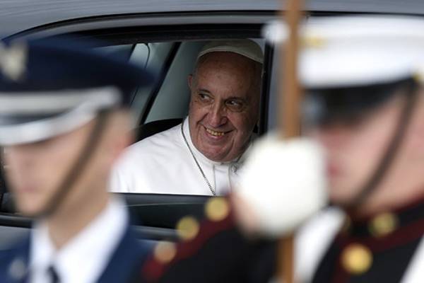 ČOVJEK KOJI JE IŠAO NA MJESEC TVRDI: “Papa krije zastrašujuću tajnu i nije jedini”