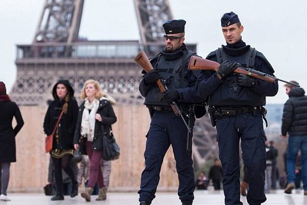 Pariz na nogama: Evakuirano dvorište Louvrea, pronađena sumnjiva torba