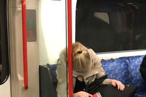 Žena zaspala u vozu, a ono što se zatim dogodilo rastužilo je mnoge…