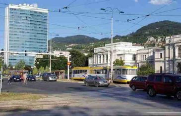 Saobraćajni kolaps u Sarajevu: Iz šina iskočila dva tramvaja…