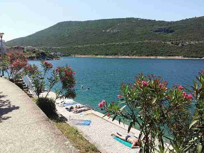 (FOTO)  PRIZOR U NEUMU. Žena odjevena na plaži…