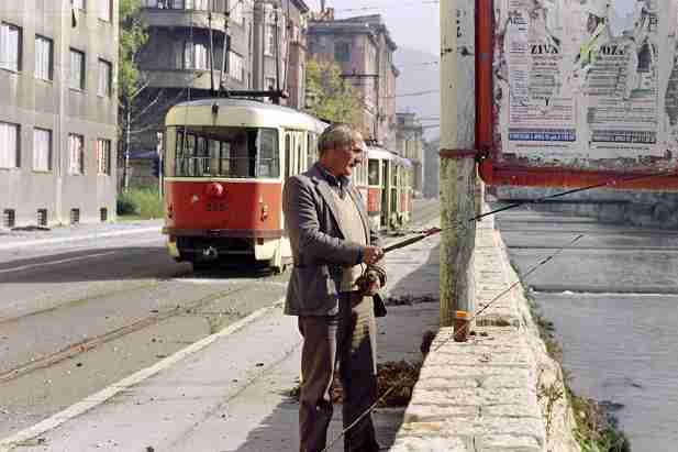 “GRAĐANSKE” STRANKE ILI SDA Tramvaji smrde, voda je kontaminirana, revizori tuku ljude… Ko je kriv za haos u Sarajevu?