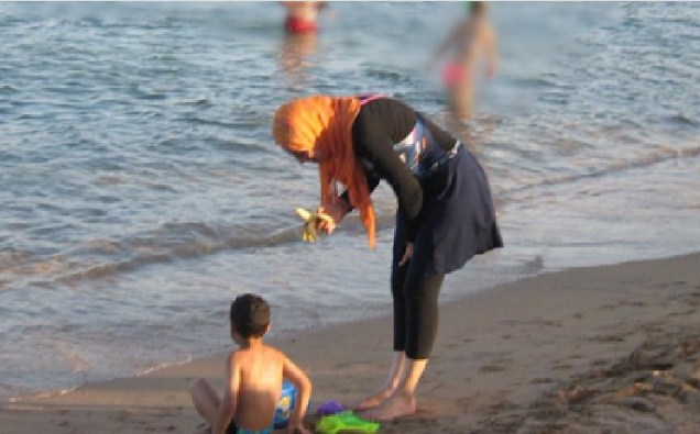 Savjet za muslimane po pitanju odlaska na more i ‘halal’ plaže … gdje idu pokrivene muslimanke: (Video)