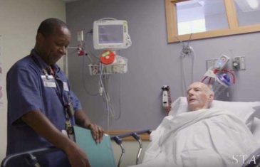 Njegov posao je da vodi pacijente do sobe: Snimak kamere otkrio što im stvarno radi! (VIDEO)