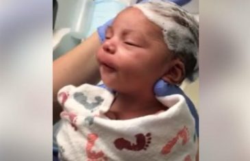 VIDEO Reakcija bebe dok joj peru kosu…