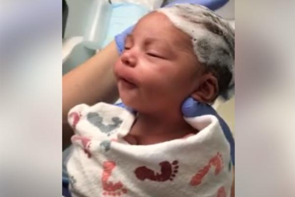 VIDEO Reakcija bebe dok joj peru kosu…