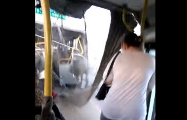 Kako izgleda kad autobus pukne napola… VIDEO