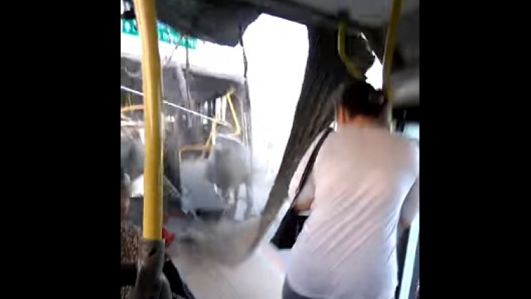 Kako izgleda kad autobus pukne napola… VIDEO
