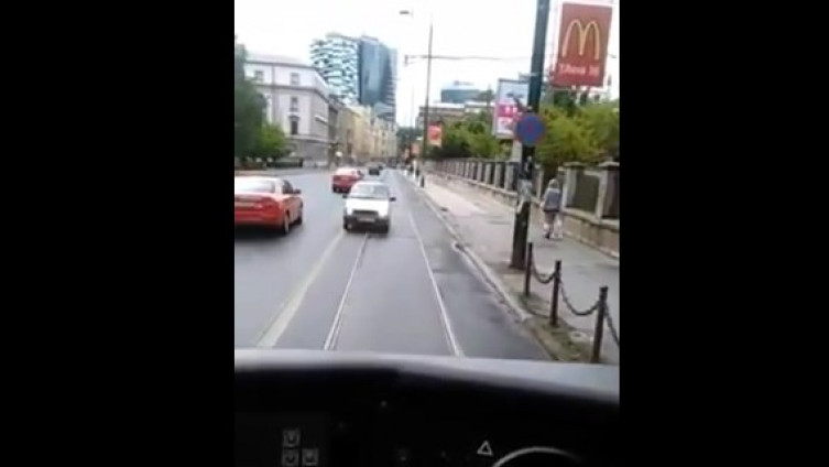 Snimak iz Sarajeva: Kroz “pola grada” vozio u pogrešnom smjeru