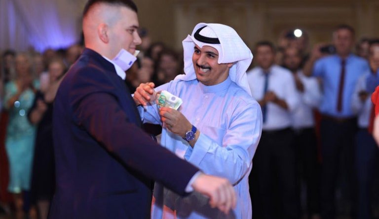 Šeici iz Dubaija došli na svadbu mladiću iz Prizrena. Poklonili mu…