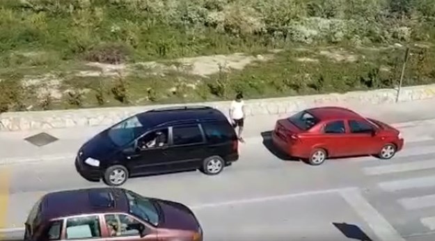 VIDEO Svi se smiju vozačima iz Solina zbog toga kako su šlepali auto: “Ja ovo ne bih ni pijan”