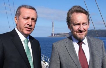 ERDOGAN POKLONIO BAKIRU KANISTER VODE