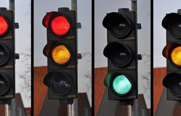 VOZAČI, DA VAS VIDIMO: Postoji samo jedna situacija u kojoj smijete da prođete semafor na žuto, a da ne napravite prekršaj!