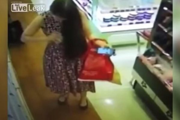 (VIDEO) MISLILA JE DA JE NIKO NE GLEDA: Djevojka ušetala u prodavnicu, uzela parfem, a onda uradila nešto
