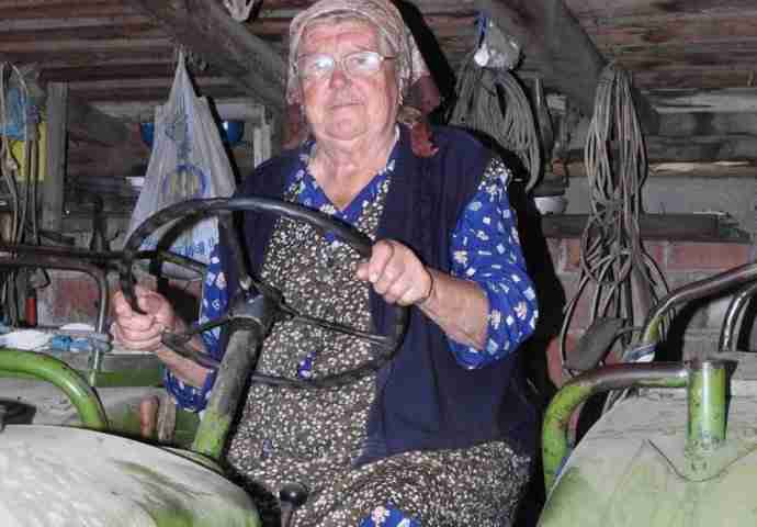 NAKON TRAGIČNE SMRTI SINA JEDINCA: “Vozila sam traktor punih 40 godina i to kako bih preživjela”