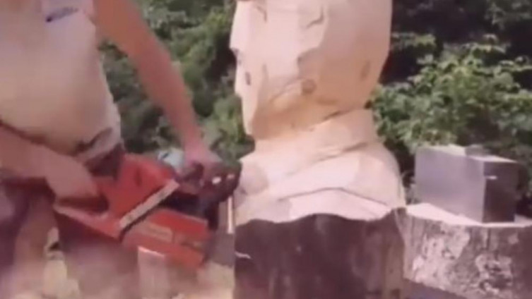 Muškarac pokazao nevjerovatno umjeće: Uzeo je motornu pilu u ruke, od drveta napravio lik Elvisa Prislija