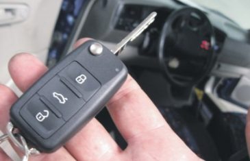 OVO SIGRNO NISTA ZNALI: Šta uraditi kada vam je ključ od auta ostao u njemu zaključan?