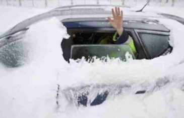 MORATE IH ZNATI: 2 genijalna trika da pokrenete automobil zaglavljen u snijegu!
