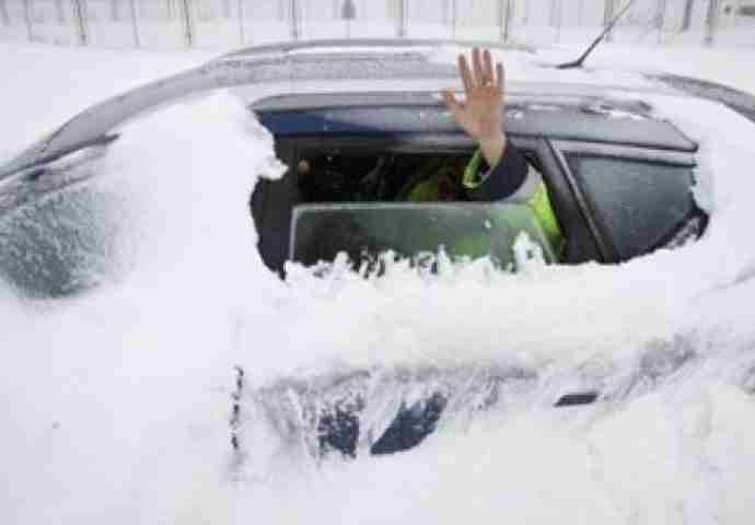 MORATE IH ZNATI: 2 genijalna trika da pokrenete automobil zaglavljen u snijegu!