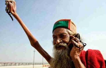 Zbog čega ovaj Indijac već 40 godina drži podignutu ruku i trpi ogromnu bol? (Video)