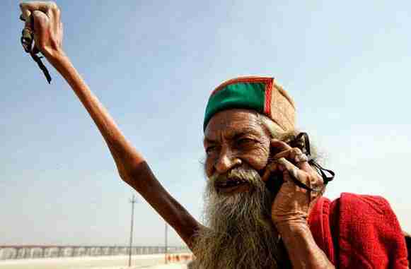 Zbog čega ovaj Indijac već 40 godina drži podignutu ruku i trpi ogromnu bol? (Video)