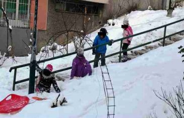 Šokantan prizor u Sarajevu: Djeca puštena vani na hladnoću
