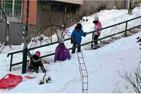 Šokantan prizor u Sarajevu: Djeca puštena vani na hladnoću