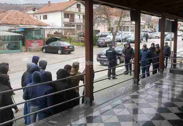 Obračun navijača Širokog i Zrinjskog, letjele baklje i boce, ima povrijeđenih