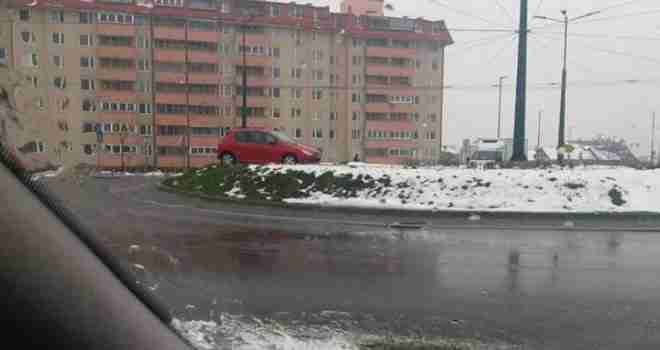 ‘Parkirao’ auto na travnjaku kružnog toka na Mojmilu, policajci tragaju za vozačem