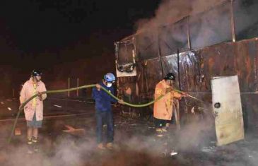 STRAVIČAN POŽAR: Izgorio autobus pun radnika, 20 LJUDI STRADALO