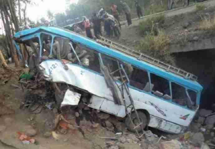 STRAVIČNA NESREĆA: Autobus sletio s litice, poginulo 38 putnika