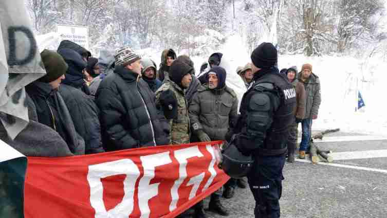 BORCI PORUČUJU: Bakire, pucaj, skloniti se nećemo…