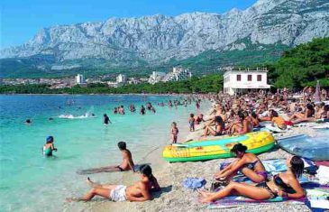 Nema ‘paradajz turista’ iz susjedstva, svi zadovoljni: Na Makarskoj rivijeri plaže pune i bez Bosanaca i Hercegovaca