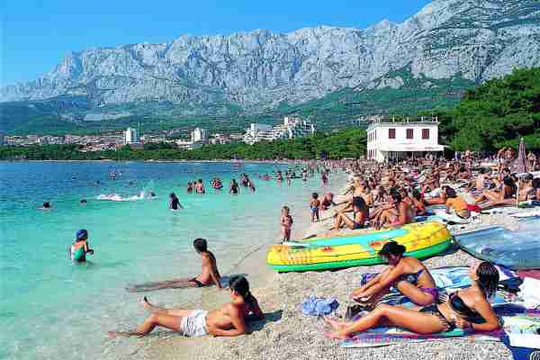 Nema ‘paradajz turista’ iz susjedstva, svi zadovoljni: Na Makarskoj rivijeri plaže pune i bez Bosanaca i Hercegovaca