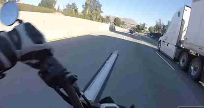 Snimak nije za one slabog srca: Motociklista jurio paklenom brzinom i podletio pod šleper…