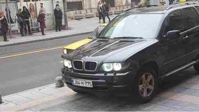 Parkirao BMW-a na glavnom šetalištu u Sarajevu: Gledaj papka gdje se parkira