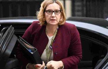 TAKO TO RADE NA ZAPADU: Britanska ministrica unutrašnjih poslova nazvala telefonom premijerku May i podnijela ostavku, razlog je…