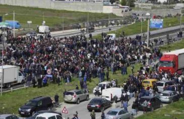 HAOS U ALBANIJI, BLOKIRANI PUTEVI: Kilometarske kolone vozila, stiže policija!