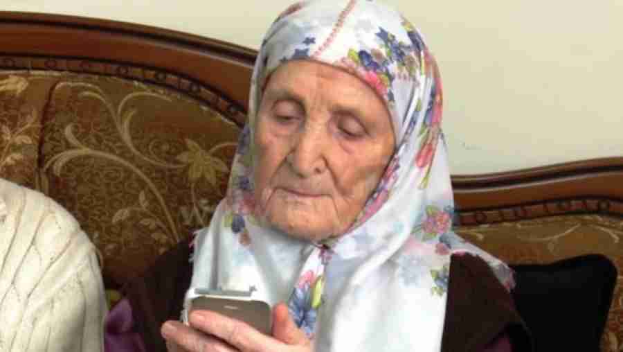 OVO JE SUPER NANA: Ima 105 godina, preživjela je 4 rata, koristi mobitel bez naočara. Poslala je jaku poruku svima!