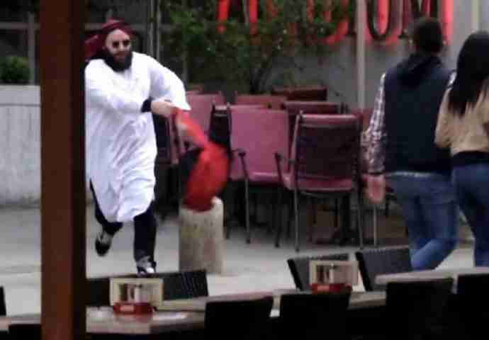 Muškarac odjeven kao Arap bacao ruksak među ljude! (VIDEO)
