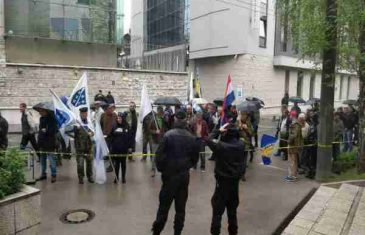 Drama ispred Parlamenta FBiH: Borci pokušali nasilu ući u zgradu, policija ih u tome spriječila