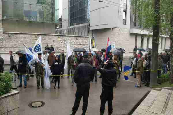 Drama ispred Parlamenta FBiH: Borci pokušali nasilu ući u zgradu, policija ih u tome spriječila