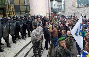 KORDONI POLICIJE NA SARAJEVSKIM ULICAMA: Borci pokušali ući u zgradu Parlamenta FBiH, poslanici evakuisani…