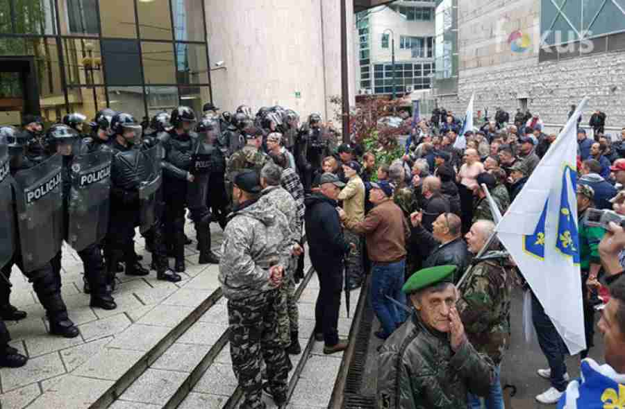 KORDONI POLICIJE NA SARAJEVSKIM ULICAMA: Borci pokušali ući u zgradu Parlamenta FBiH, poslanici evakuisani…