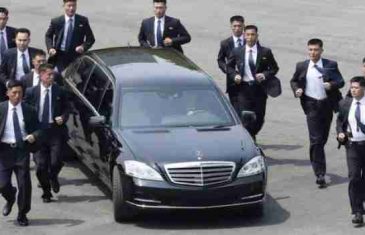 Kimovi tjelohranitelji u neviđenoj akciji: Dok se lider Sjeverne Koreje vozi u limuzini, za autom trči 12 tjelohranitelja