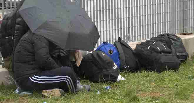 Usred Sarajeva četvoročlana porodica preživljava ispod kišobrana: Kiša pada cijeli dan, oni nemaju gdje da odu…